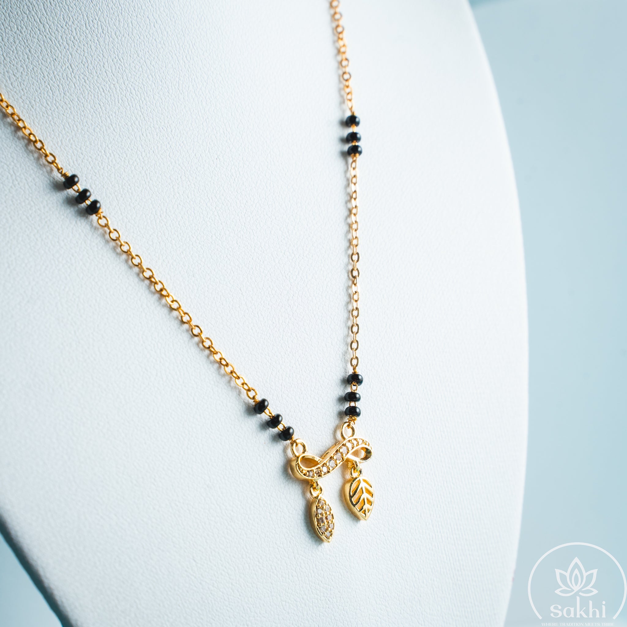 Leaf Drop Black Beads Necklace