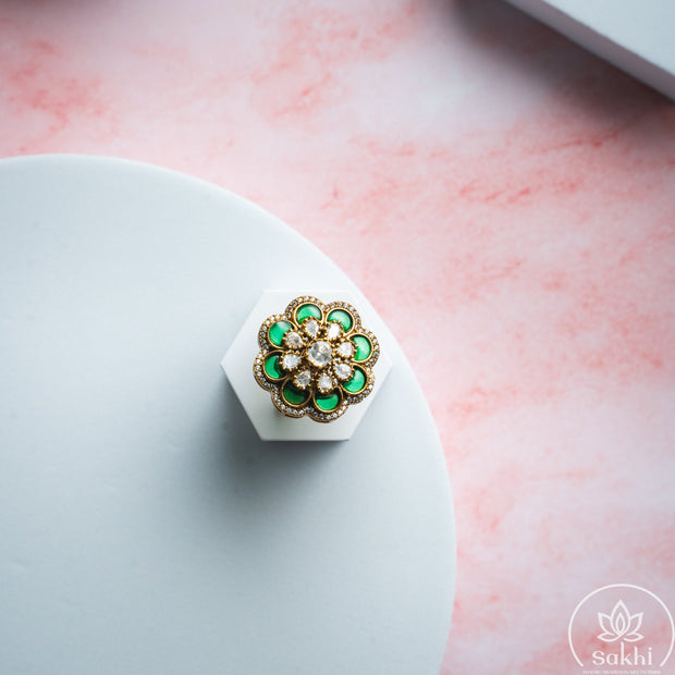 Emerald Glow Finger Ring 2